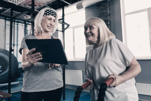 Savaş gösterilen kadın kişisel antrenör egzersiz eğitimi ipleri