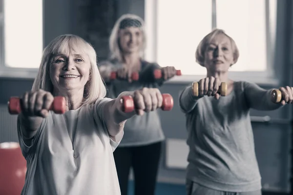 Mulheres idosas realizando exercícios com halteres — Fotografia de Stock