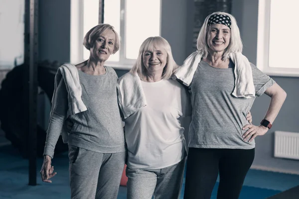 Три пожилые женщины позируют перед камерой в спортзале — стоковое фото
