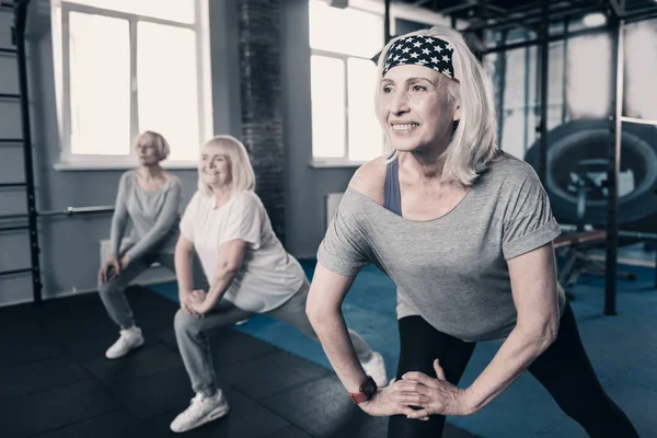 Drei Seniorinnen beim gemeinsamen Stretching — Stockfoto
