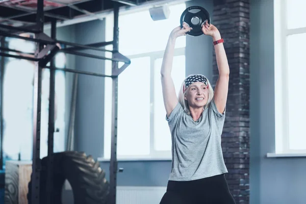 Olgun kadın egzersiz yaparken sekiz disk sallanan heyecanlı — Stok fotoğraf