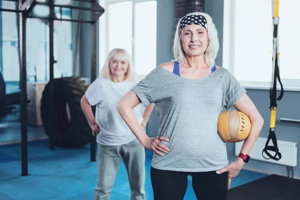 Mujer madura de mente positiva posando con pelota — Foto de Stock