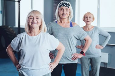 Motive kadınlar ile poz Kameraya gülümse