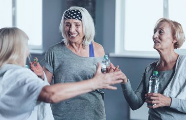 Spor salonunda egzersiz gün sohbet duygusal kadınlar