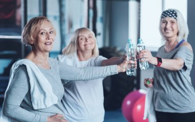 Pozitif eğitimden sonra şişe su katılmadan emekli arkadaşlar fikirli