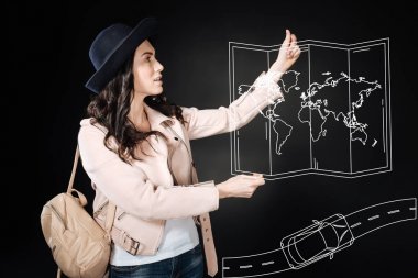 Zeki deneyimli turizm seyahat ederken bir harita tutarak