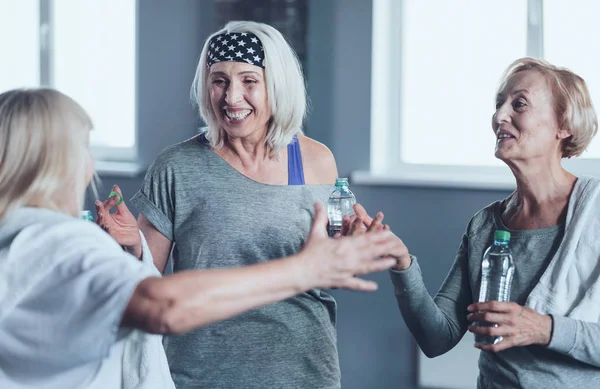 Spor salonunda egzersiz gün sohbet duygusal kadınlar