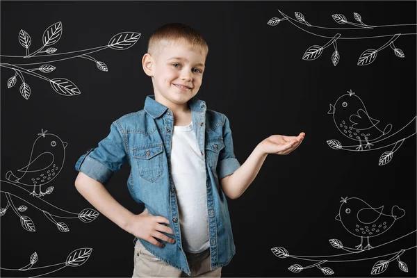 Küçük çocuk ona şarkı kuşlar ise gülümseyen