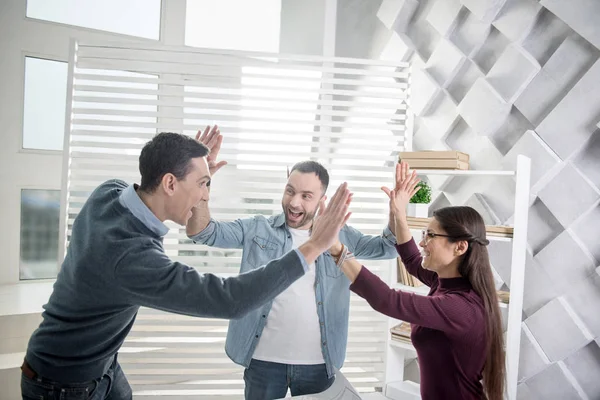 Compañeros alegres encantados con su trabajo — Foto de Stock