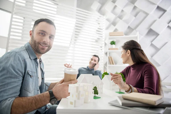 Lycklig man ha kaffe på jobbet — Stockfoto