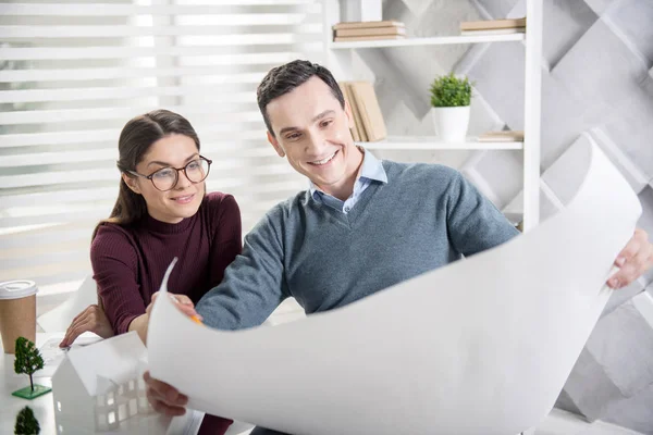 Homem e mulher felizes discutindo o trabalho — Fotografia de Stock