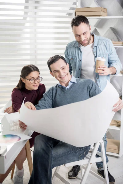 Alert co-workers discussing their project — Stock Photo, Image