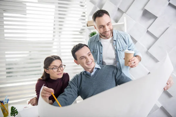 Joyful co-workers discussing their project — Stock Photo, Image