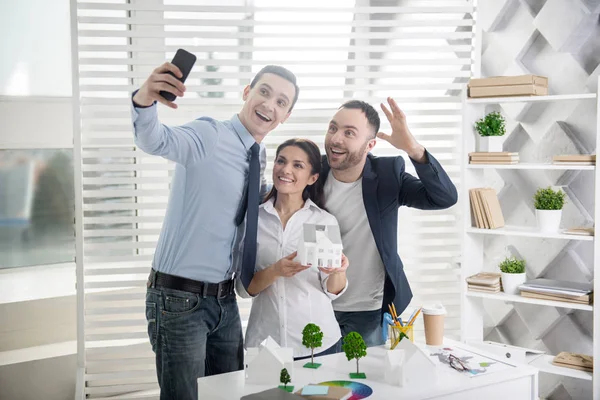 Glückliche Architekten, die Selfies im Büro machen — Stockfoto