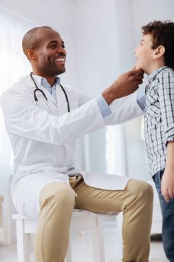 Çocuklar boğaz incelenmesi güçlü erkek doktor