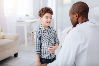 Memnun çocuk mide ile ilgili sorun yaşıyorsanız