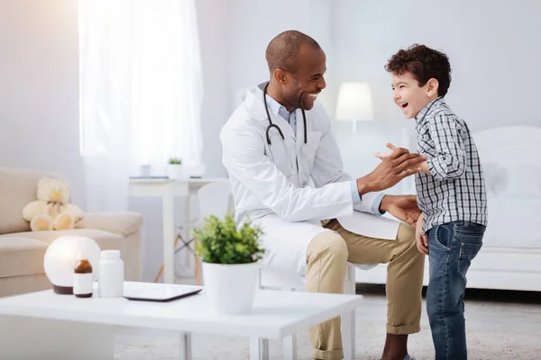 Jovial médico masculino haciendo reír al chico — Foto de Stock