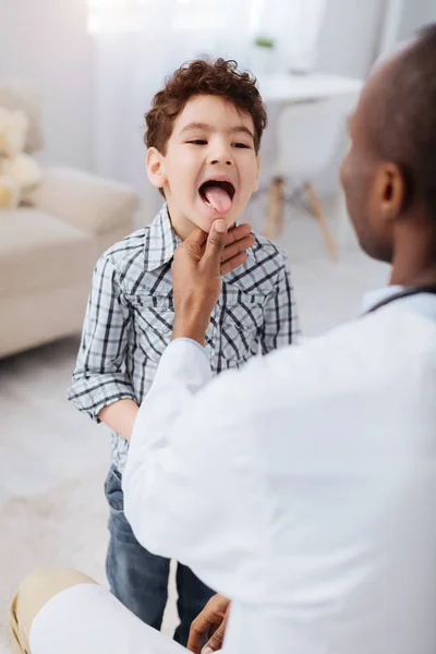 精力充沛的男孩显示舌头对医生 — 图库照片