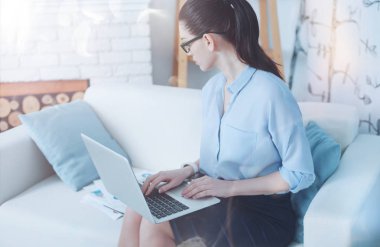 Dizüstü bilgisayarda çalışma çekici kendi hesabina işkadını