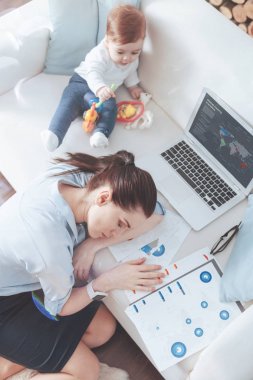 Uyuyan güzel bir yorgun kadının Üstten Görünüm