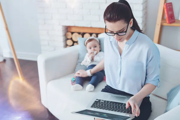 Trevlig allvarlig kvinna delaktig i hennes arbete — Stockfoto