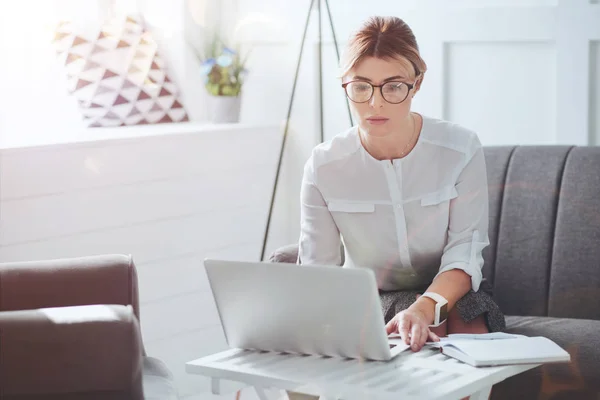 Attraente donna d'affari laboriosa concentrandosi sul suo lavoro — Foto Stock