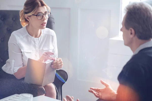 Mooie professionele psycholoog luisteren naar haar patiënt — Stockfoto