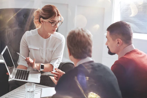 Buena mujer de negocios atractiva que apunta a la pantalla del ordenador portátil — Foto de Stock