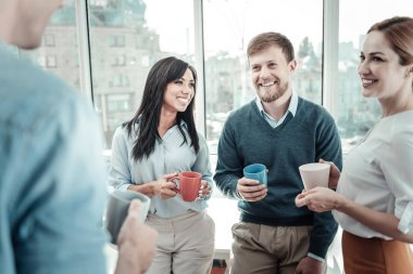 Gülümseyen ve birlikte vakit komik samimi çalışanları.