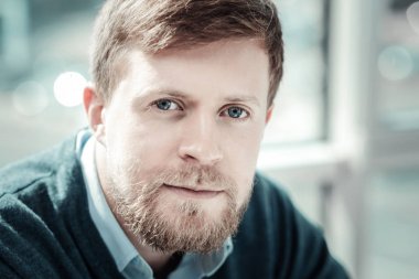 Oturma ve düz seyir sakin yakışıklı adam.