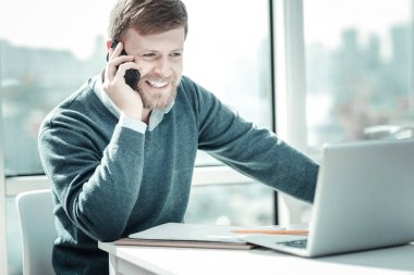 Gülümseyen ve telefon konuşmayı mutlu hoş adam.