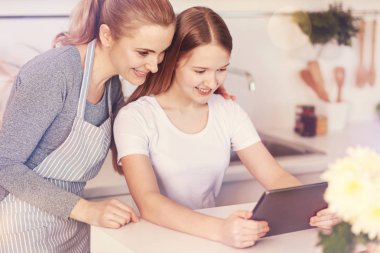 Tablet kamerada poz güzel kızlar