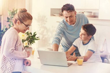 Gülümseyen baba oğlu görev ile yardım