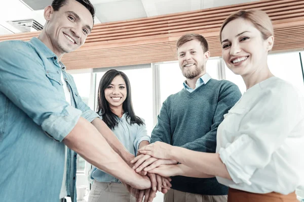 Feliz trabajador responsable de pie y sonriendo . — Foto de Stock