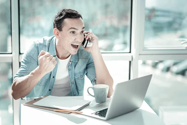 Verbaasd gelukkig man telefoon gesprek en glimlachen. — Stockfoto