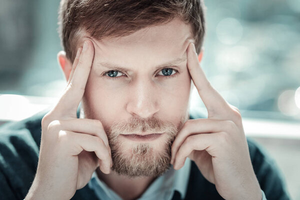 Глубоко сконцентрированный человек сидит и думает
.