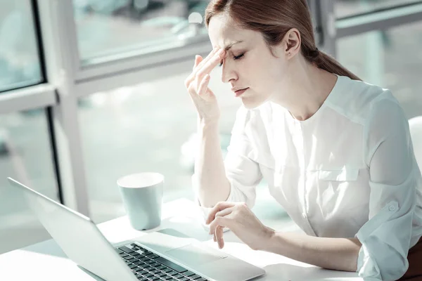 Mujer cansada sobrecargada trabajando y con dolor de cabeza . — Foto de Stock