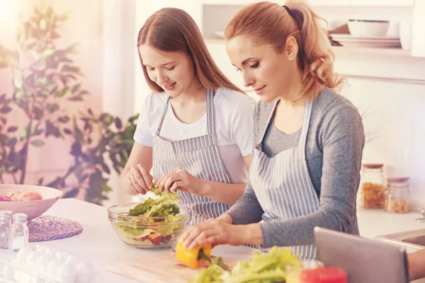 Mãe atenta mostrando master class na culinária — Fotografia de Stock