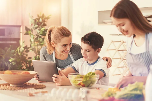 Encantadora rubia mirando a su hijo — Foto de Stock