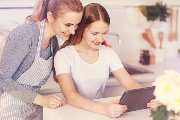 Belle ragazze in posa sulla macchina fotografica in tablet — Foto Stock