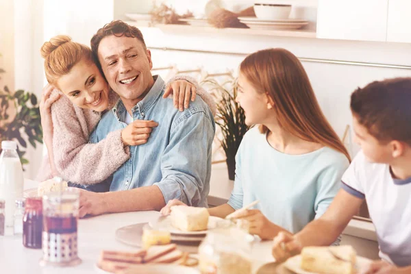 Mulher atraente sentindo felicidade com sua família — Fotografia de Stock