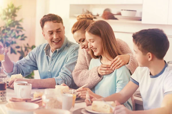 Mulher feliz expressando positividade com seus filhos — Fotografia de Stock