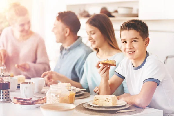 Miúdo sorridente vai comer sanduíche — Fotografia de Stock