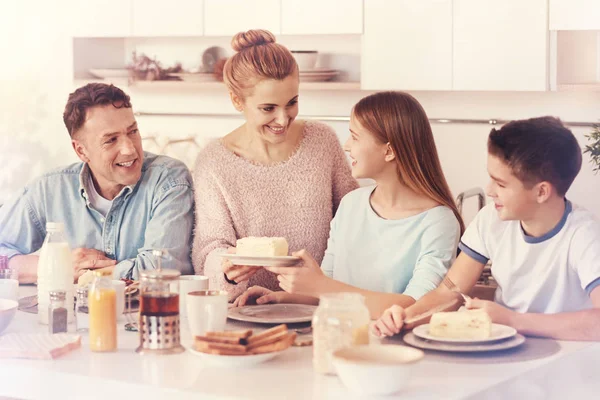 Позитивні задоволені члени сім'ї поснідали — стокове фото