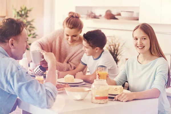 Lächelndes langhaariges Mädchen posiert vor der Kamera — Stockfoto