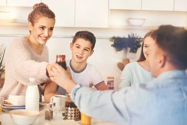 Donna attraente prendere vaso con marmellata gustosa — Foto Stock