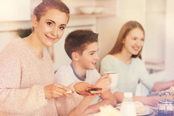 Porträt einer freundlichen weiblichen Person, die vor der Kamera posiert — Stockfoto