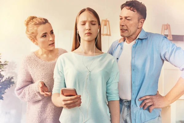 Chica concentrada escuchando música en auriculares — Foto de Stock