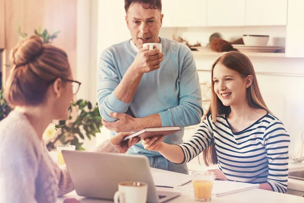 Lachende meisje haar beurt geven aan moeder — Stockfoto