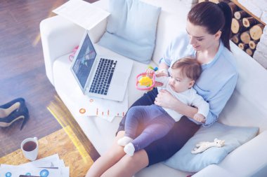 Çocuğuyla birlikte oynarken keyifli şefkatli anne